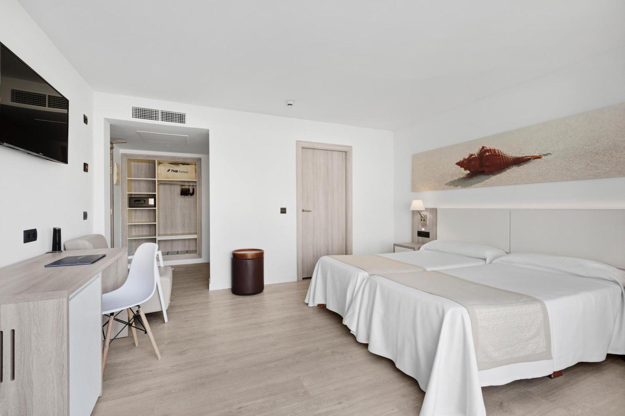 Premium Double Room Direct Pool Access,1528233130:JPEG